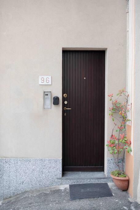 Vista Lago-Appartamento Funzionale Con Vista Varese Exterior foto