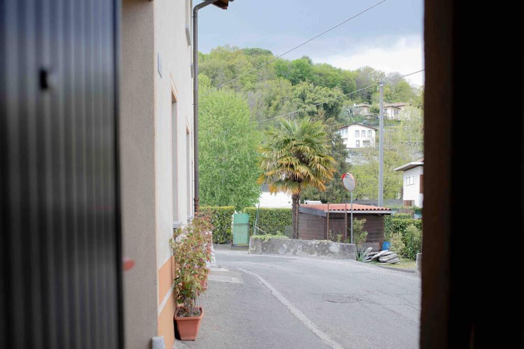 Vista Lago-Appartamento Funzionale Con Vista Varese Exterior foto