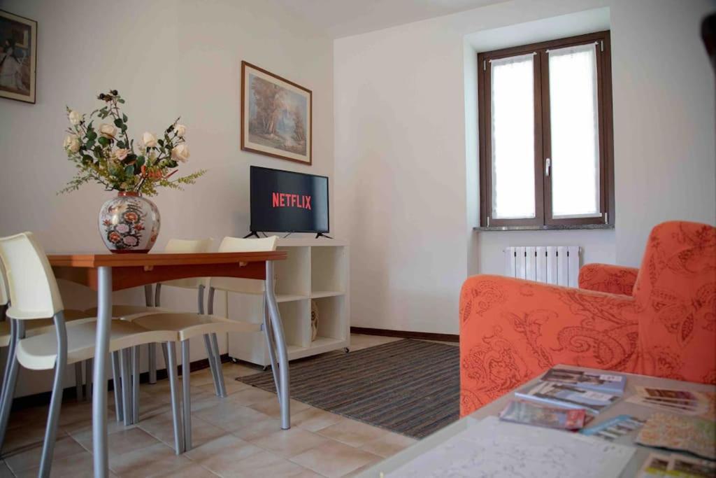 Vista Lago-Appartamento Funzionale Con Vista Varese Exterior foto