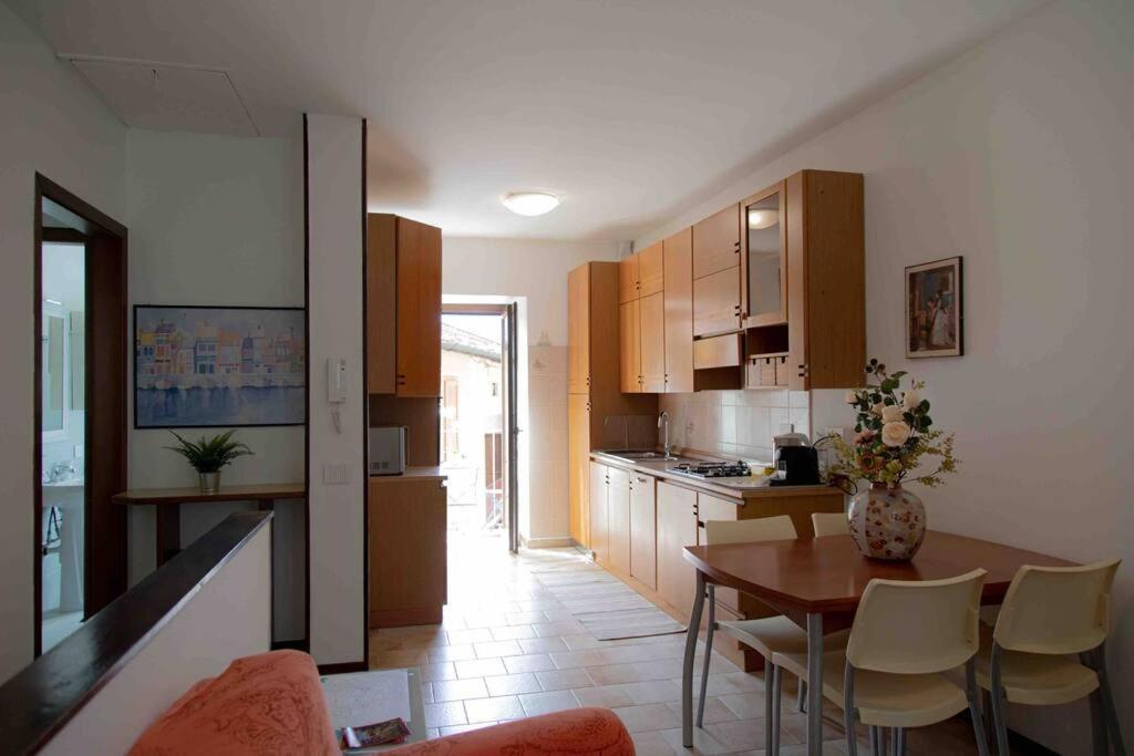 Vista Lago-Appartamento Funzionale Con Vista Varese Exterior foto